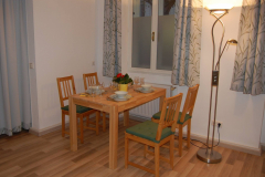 47_WohnSchlaf_gedeckter_Tisch